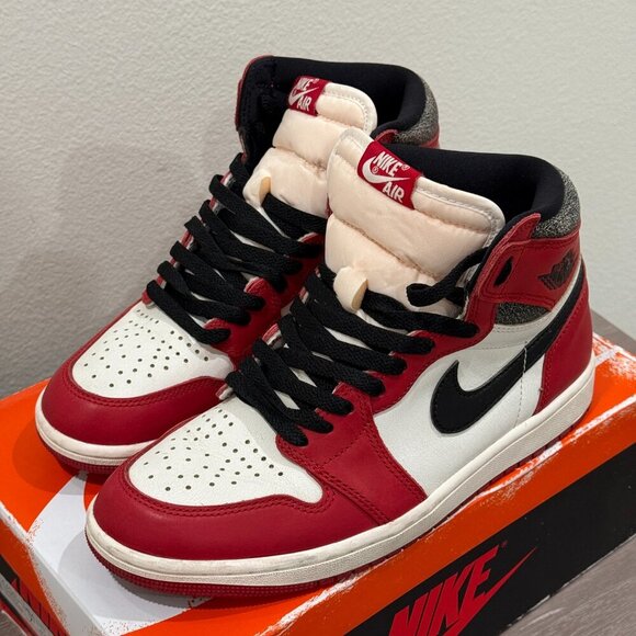 2022 Air Jordan 1 Retro High OG 'Chicago Lost & Found' 7.5 US - Picture 3 of 11